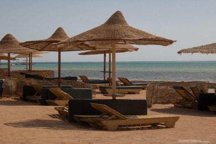 Espreguiçadeiras na praia