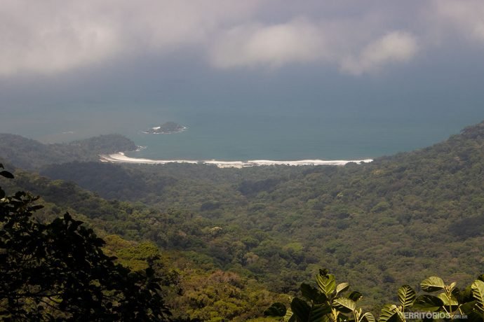 Mirante na estrada tem vista para a isolada Praia de Castelhanos