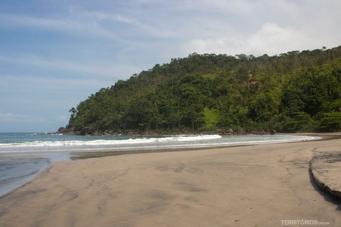 Trecho da Praia de Castelhanos em frente a comunidade visitada Trecho da Praia de Castelhanos em frente à comunidade visitada