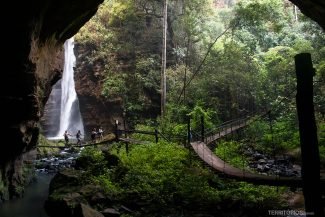 Caminhos por pontes pênseis entre o Poço Azul e Cachoeira de Santa Bárbara Caminhos por pontes pênseis entre o Poço Azul e Cachoeira de Santa Bárbara