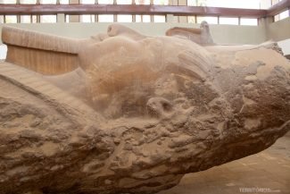 em Mênfis no Museu Mit Rahina, em Mênfis