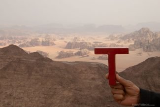 No topo da montanha mais alta da Jordânia, em Wadi Rum No topo da montanha mais alta da Jordânia, em Wadi Rum
