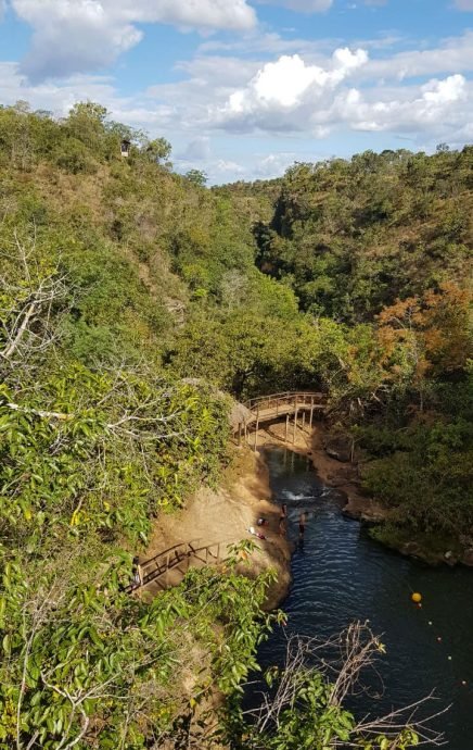 Trilha passando pela Cachoeira Santa Paula Trilha passando pela Cachoeira Santa Paula