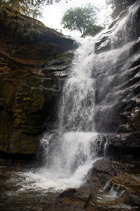 Cachoeira desagua no Poço Azul Cachoeira desagua no Poço Azul