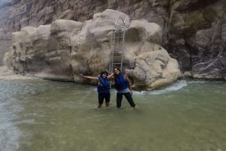 Escada leva até a água Escada leva até a água