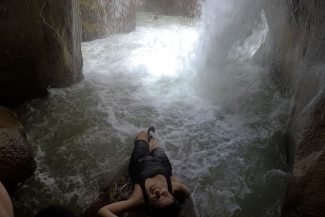 Relaxando dentro da caverna