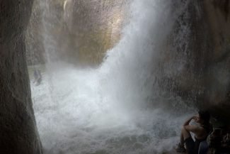 A cachoeira no final esconde uma caverna
