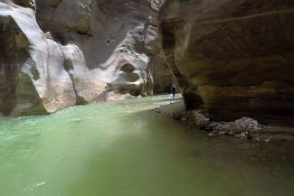 Paredes coloridas e água verde em Wadi Mujib Paredes coloridas e água verde em Wadi Mujib