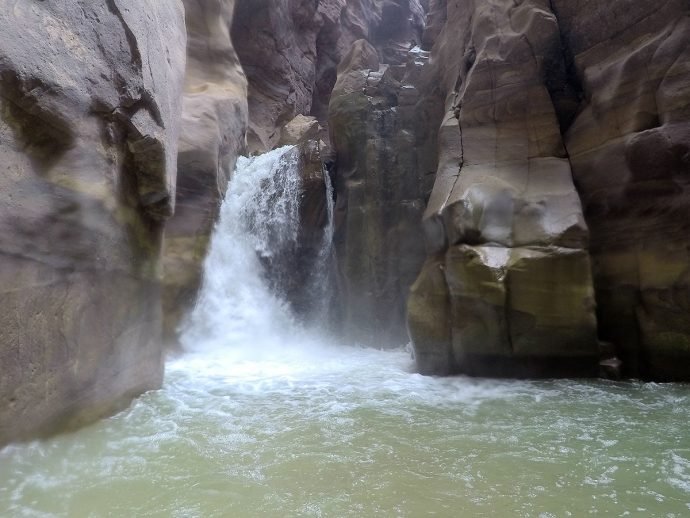 A cachoeira no final esconde uma caverna