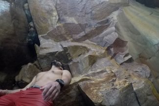 Pedras coloridas dentro da caverna