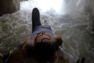 A cachoeira no final esconde uma caverna