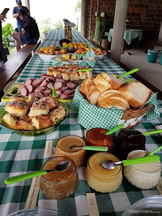 O café inclui pão caseiro, grostoli, bolos, salame, queijo, nata, doce de leite, chimia, mel, suco e frutas da estação O café inclui pão caseiro, grostoli, bolos, salame, queijo, nata, doce de leite, chimia, mel, suco e frutas da estação