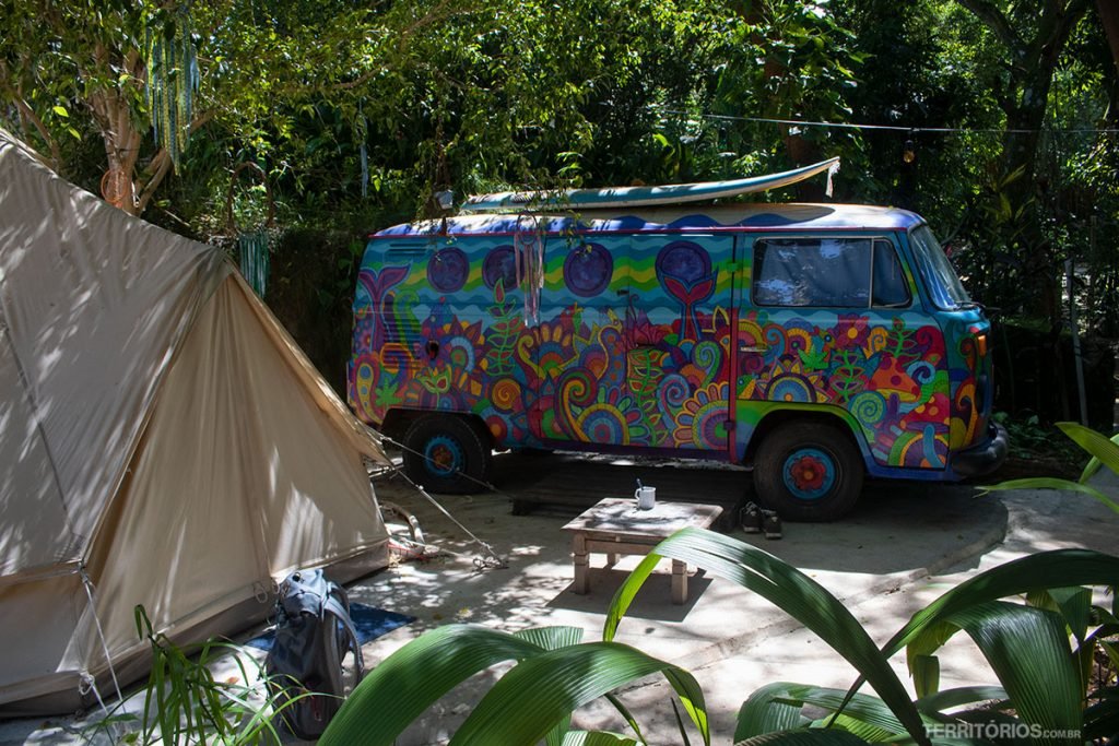Kombi Hippie está ocupada com colchão de casal, ventilador, espelho, baú e aparador