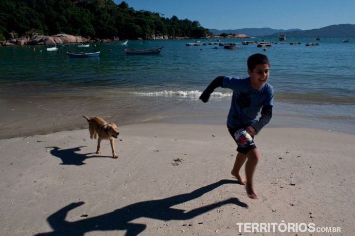 Uma das praias de pescador com águas calmas
