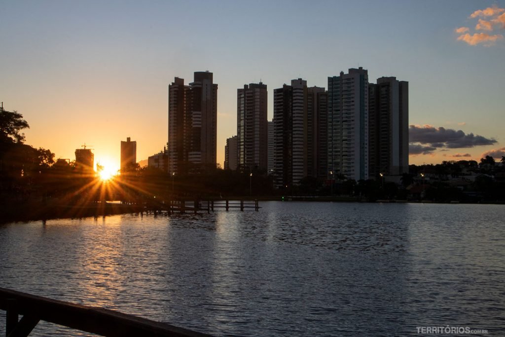 O lago é natural formado pelas águas da nascente do córrego Prosa. O mesmo que dá nome a melhor cerveja artesanal experimentada na cidade.
