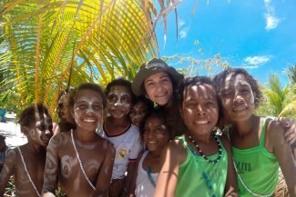 Fazendo selfie com as meninas de Arborek, Papua