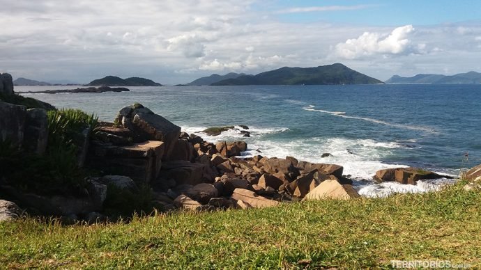 Vista para a Ilha de Santa Catarina do Vale da Utopia, na Grande Florianópolis