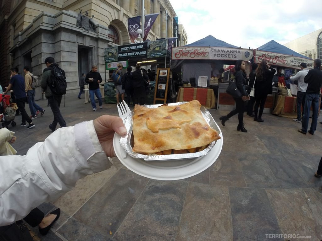 Empada recheada com carne de crocodilo na feira de rua