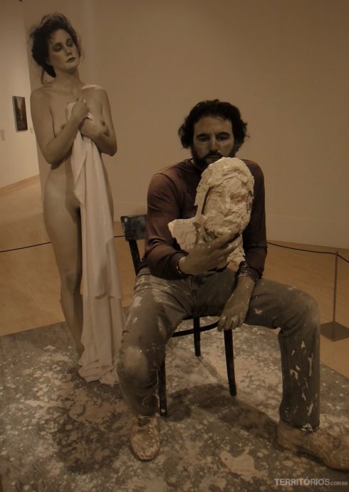 Obra hiperrealista no Art Gallery of WA me enganou ser um homem real até eu chegar bem perto