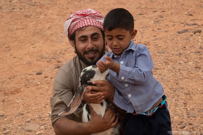 Família de beduínos em Wadi Rum