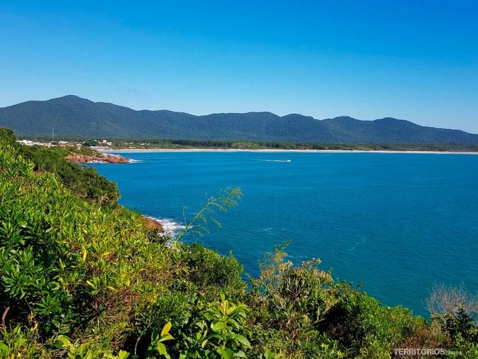 Nas partes mais abertas é possível ver a Lagoa da Conceição, Praia da Barra e o Parque Estadual do Rio Vermelho em frente.