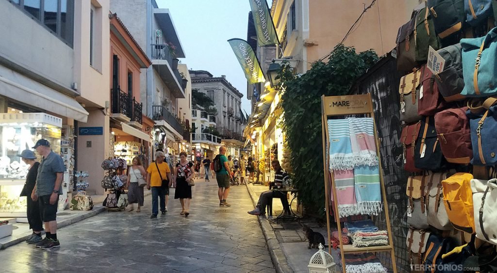 Rua Adrianous é repleta de lojas