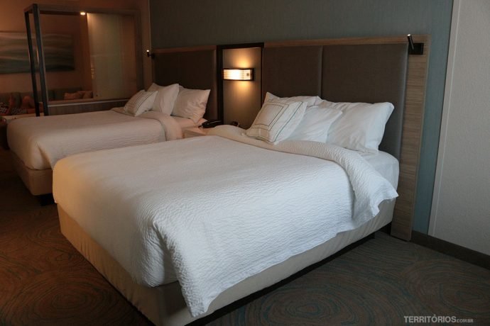 Suíte prática e confortável da rede Marriott