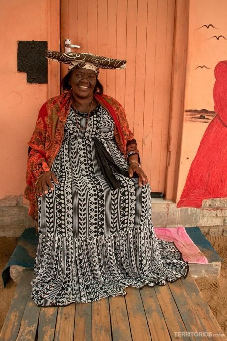 Mulher Herero em sua casa em Mondesa Township
