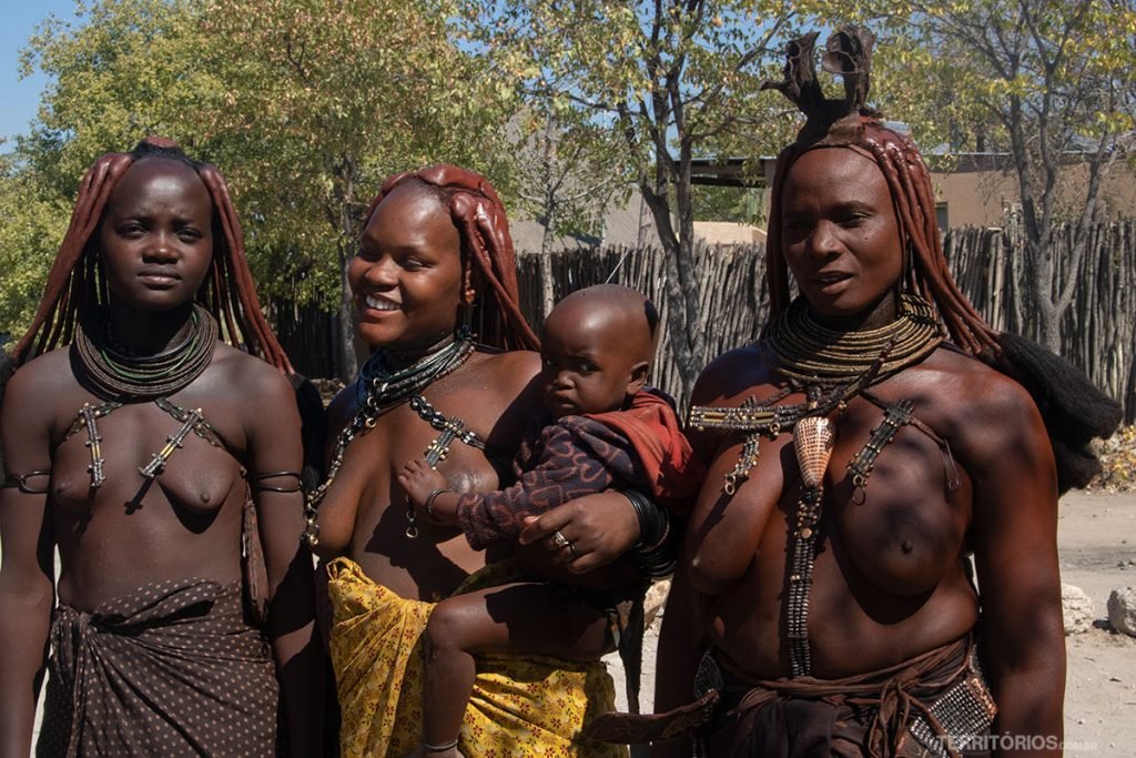 Mulheres Himba encontradas na beira da estrada