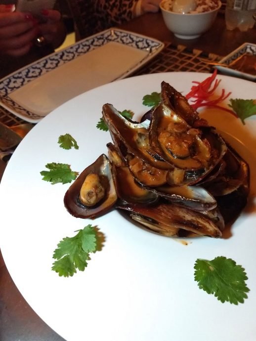 Hoi Pad Nam Prjk Pow: Mexilhões com curry, leite de coco, molho de peixe, tomates, açúcar de palmeira e coentro