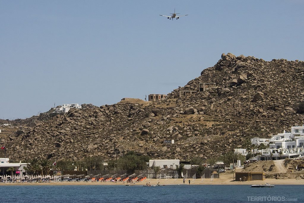 Avião chegando com turistas