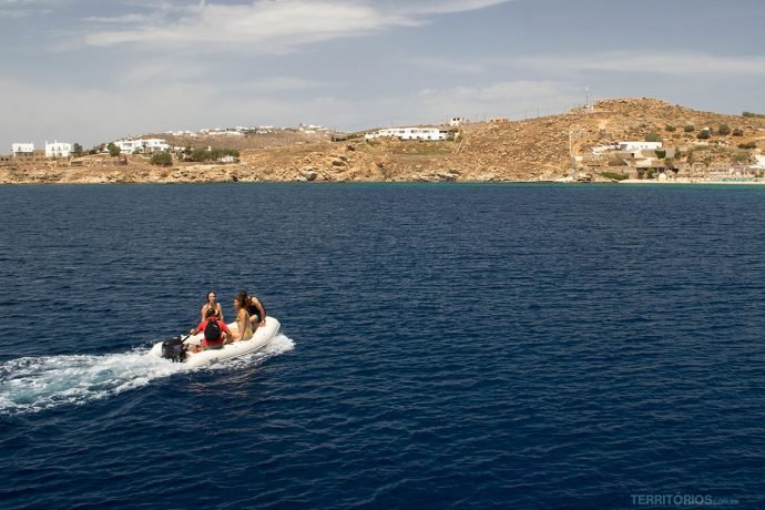 Mar azul contrasta com as casas e rochas de granito