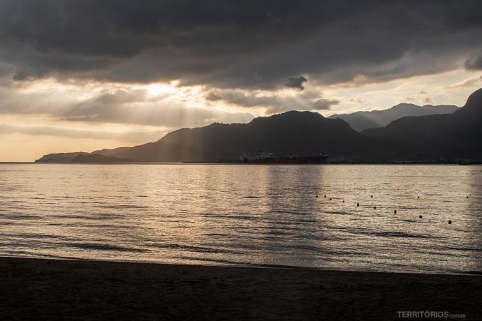 Pôr do sol no canal