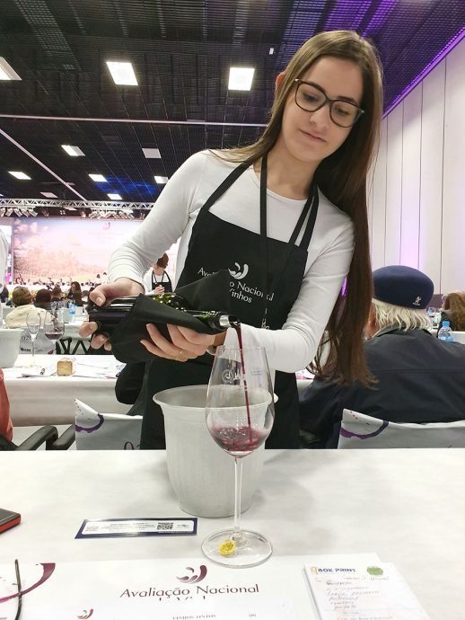 Serviço do vinho por estudantes