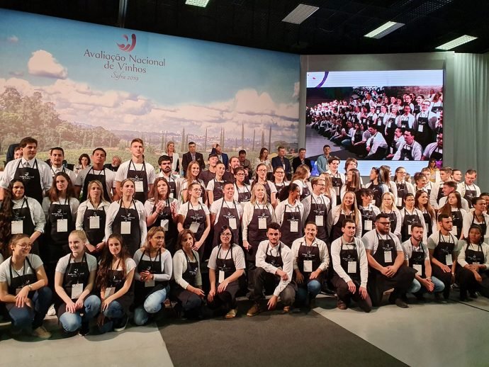 Estudantes de Viticultura e Enologia fizeram o serviço do vinho