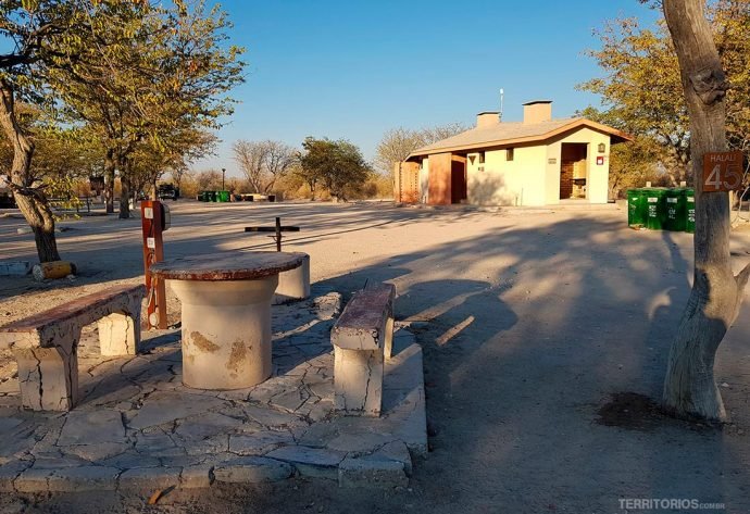 camping na Namíbia, no Halali Safari Camp