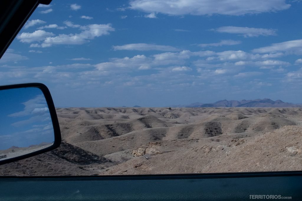 Paisagem sinuosa por estradas de chão batido no caminho para Sossusvlei