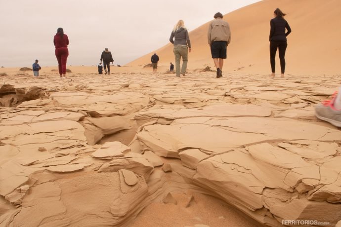 Leito de rio seco entre as dunas da Namíbia