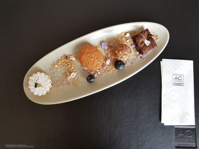 Apresentação de doces delicados no hotel em Lima tem farelo e flores pelo prato