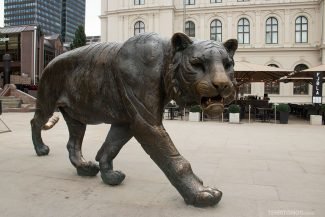 Escultura de tigre em frente a estação central
