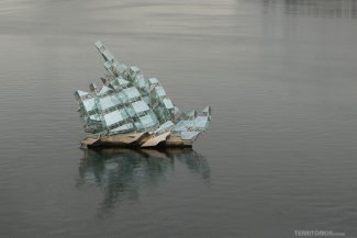 Escultura de barco de vidro