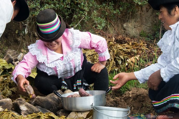 Locais preparando a Pachamanca