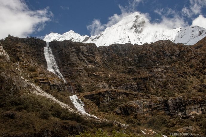 Montanhas nevadas e cachoeiras no caminho