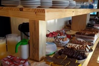 Café da manhã em uma das pousadas na Guarda do Embaú