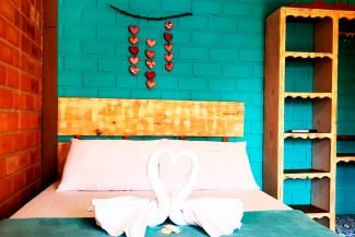 Quarto de casal em uma das pousadas na Guarda do Embaú