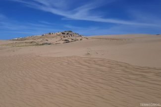 Areia esconde montanhas de rochas
