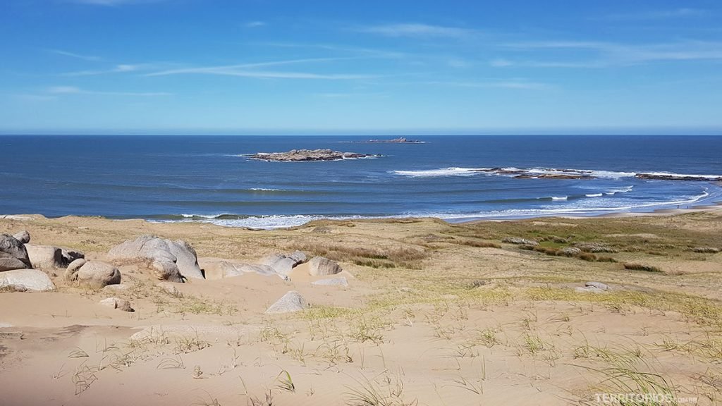 Vista para as ilhas de rocha no como chegar a Cabo Polonio