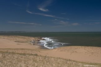Pequenas praias surgem no litoral recortado