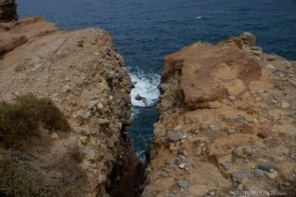 Terreno seco e irregular nas encostas