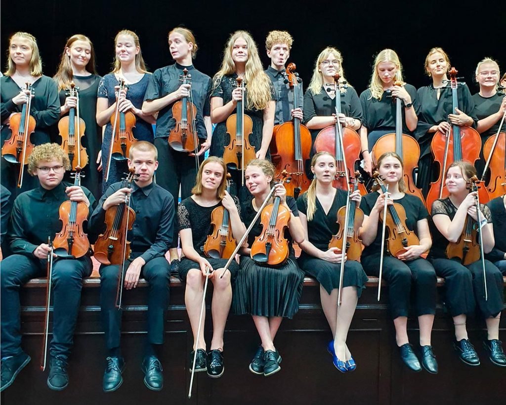 Tallinn Old Town Music School String Orchestra - Estônia (formado por adolescentes) e Duo Stankov - Bulgária